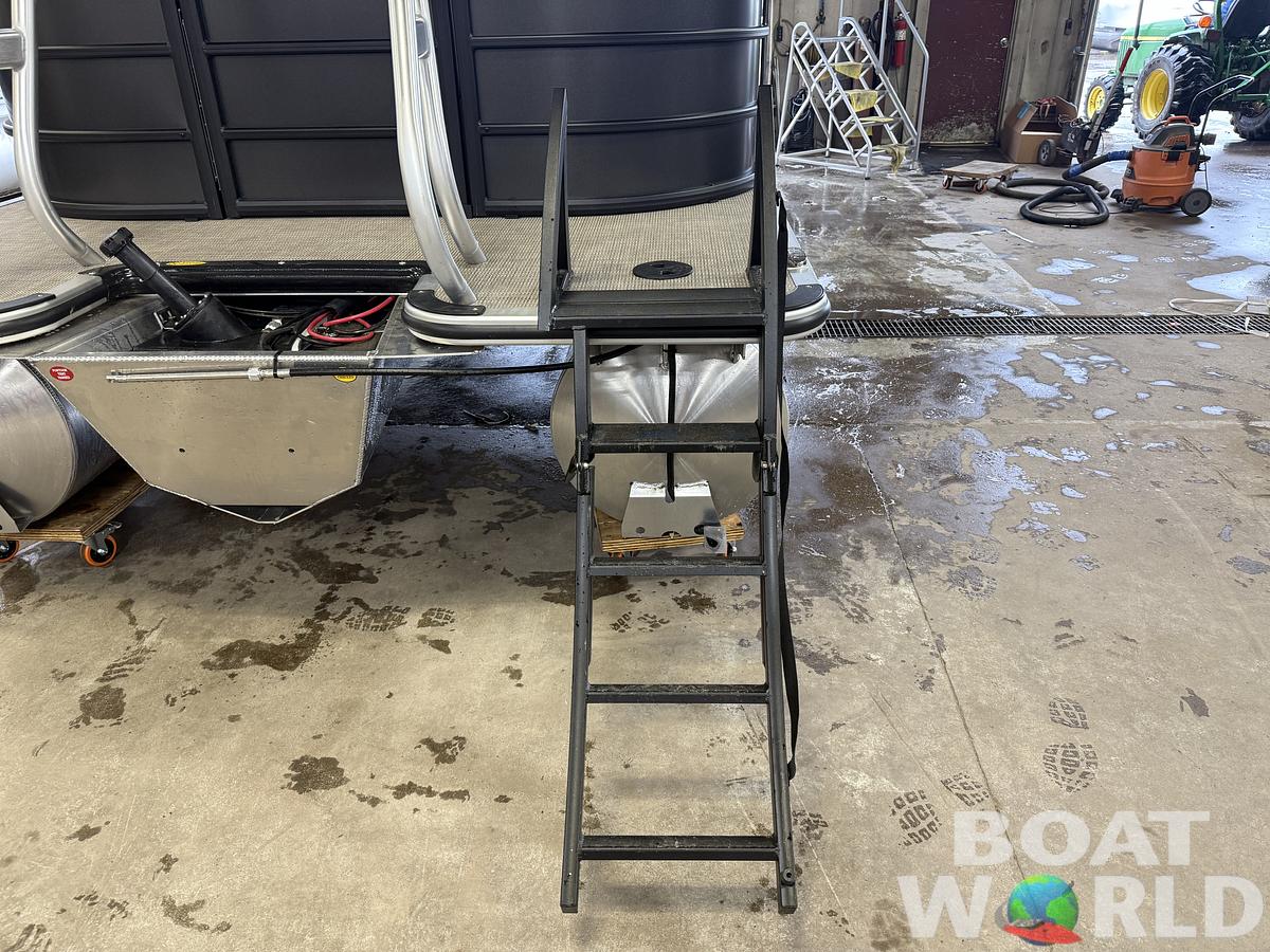 2025 Bentley Pontoons Legacy 220 Navigator Quad Lounge & Honda 4-Stroke EFI