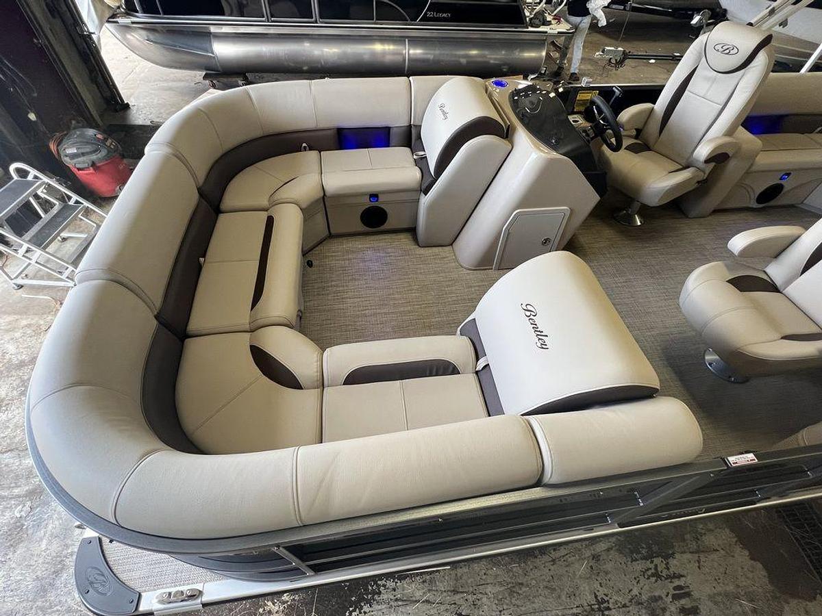 2024 Bentley Pontoons Legacy 200 Navigator Quad Lounge & Honda 4-Stroke EFI