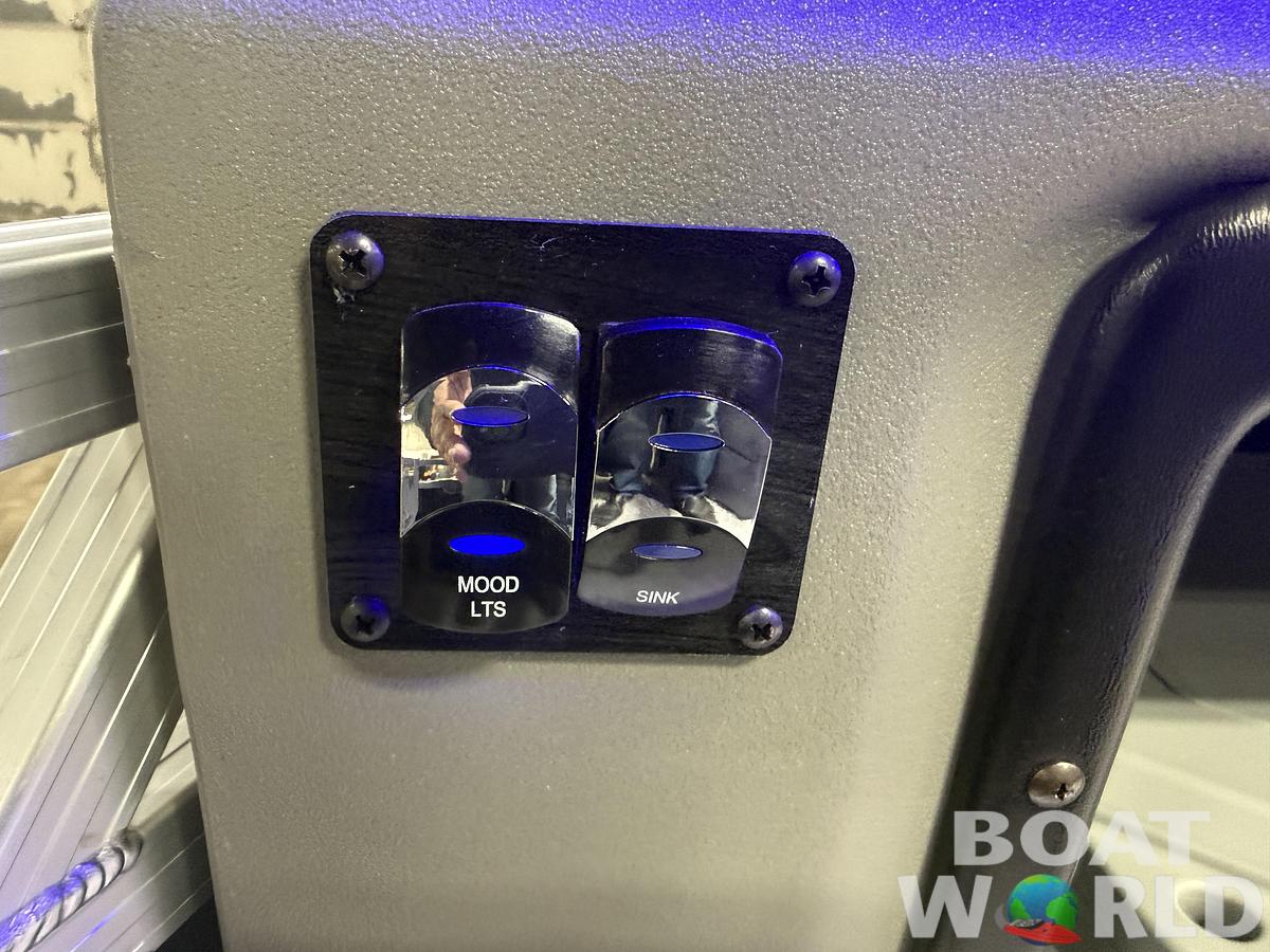 2026 Tahoe Pontoons LTZ 2385 Elite Windshield Tritoon