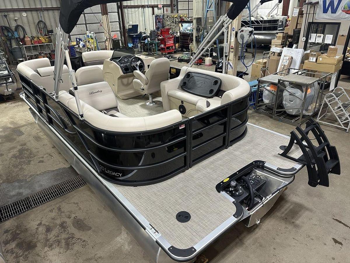 2025 Bentley Pontoons Legacy 200 Navigator Quad Lounge & Honda 4-Stroke EFI