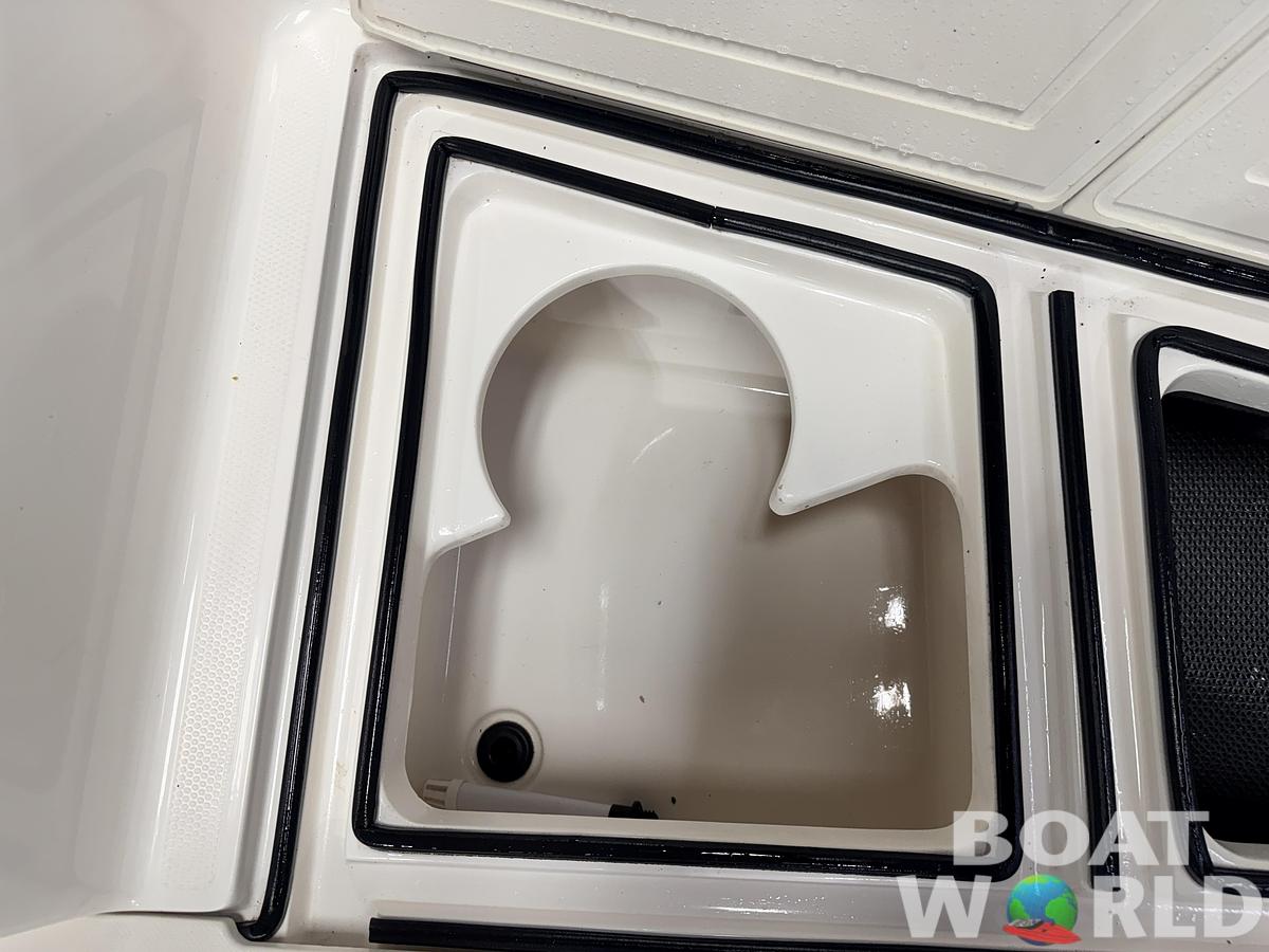 Used 2016 Larson FX 1850 DC Fiberglass Fishing Boat