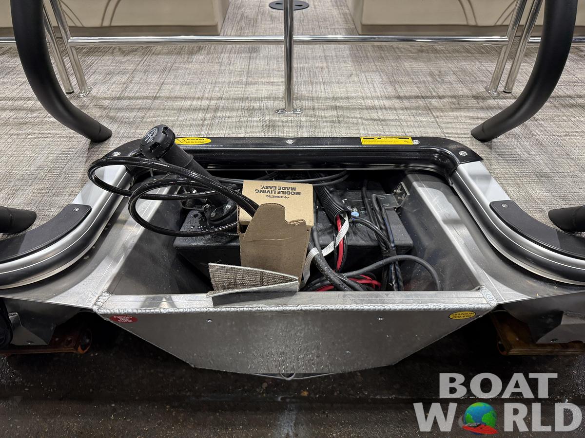 2026 Bentley Pontoons Legacy 223 QSB Swingback Tritoon 