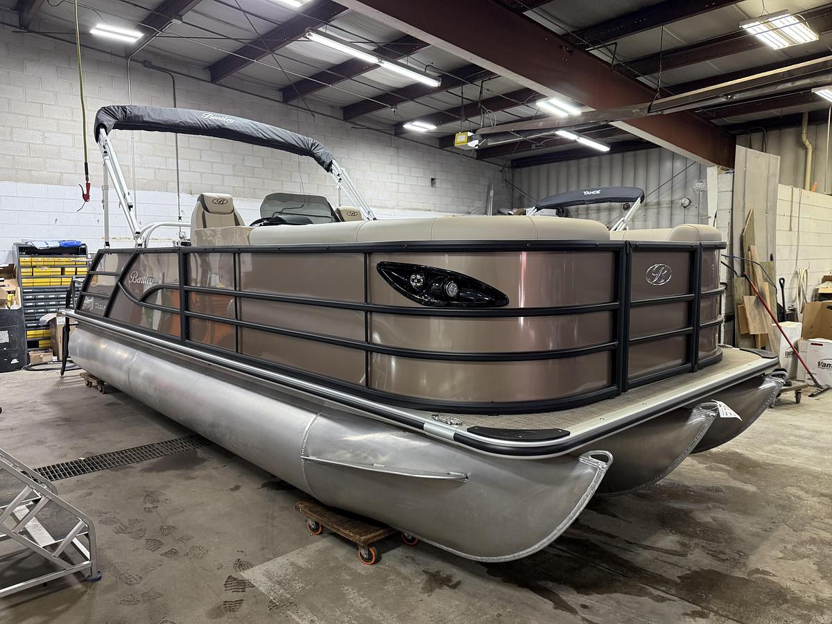 2025 Bentley Pontoons Legacy 223 Swingback Tritoon & Honda 4-Stroke EFI