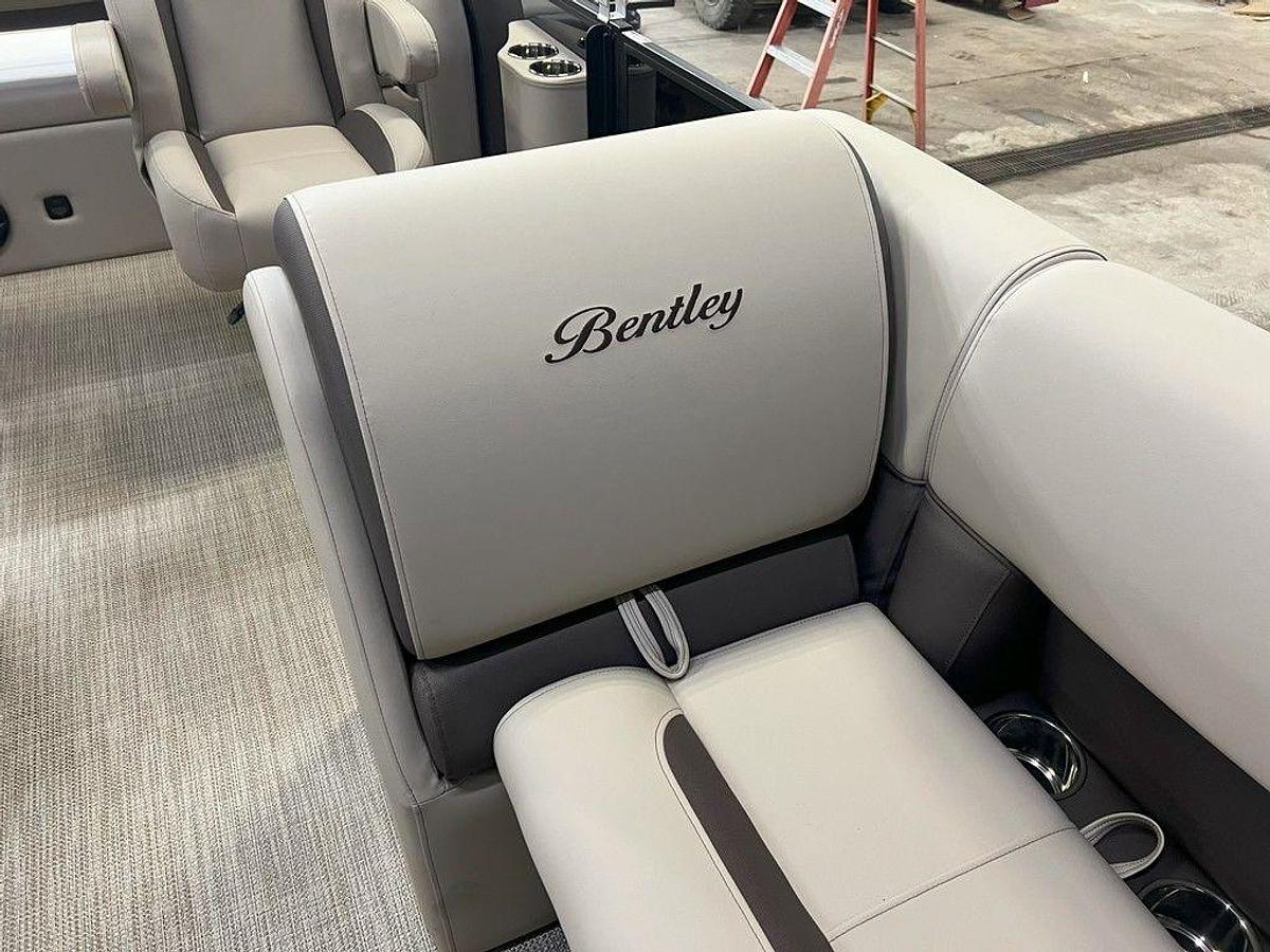 2025 Bentley Pontoons Legacy 200 Swingback & Honda 4-Stroke EFI