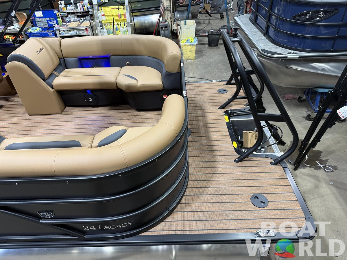 2026 Bentley 300HP Legacy 243 Navigator Tritoon $68995