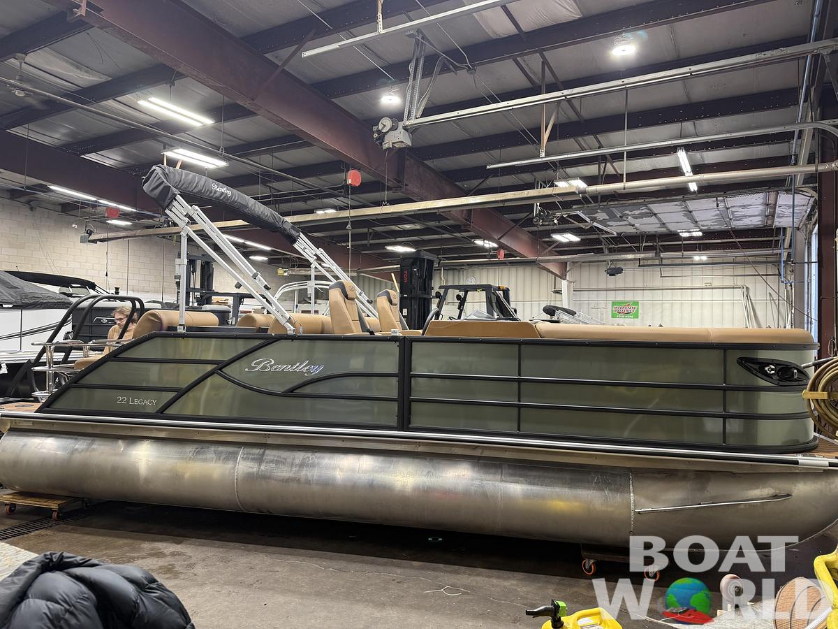 2026 Bentley Pontoons Legacy 223 QSB Swingback Tritoon 