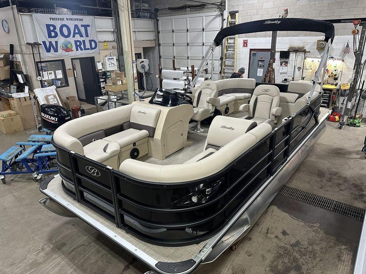 2025 Bentley Pontoons Legacy 200 Navigator Quad Lounge & Honda 4-Stroke EFI