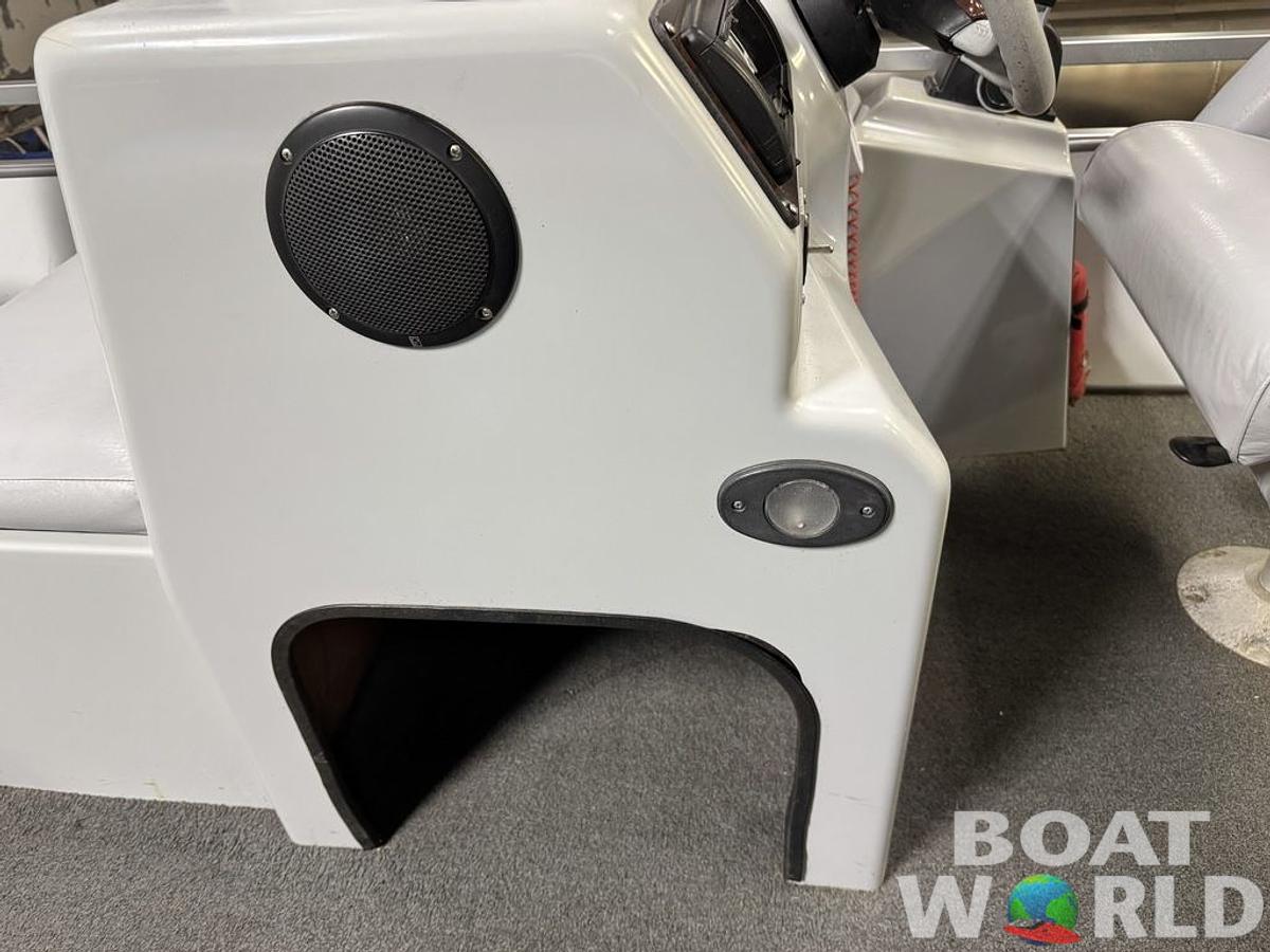 Used 2002 TMC 2200 FM Pontoon