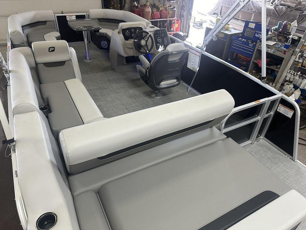 2025 Princecraft Vectra 21 RL Swingback Lounge Pontoon & Mercury 4-Stroke EFI