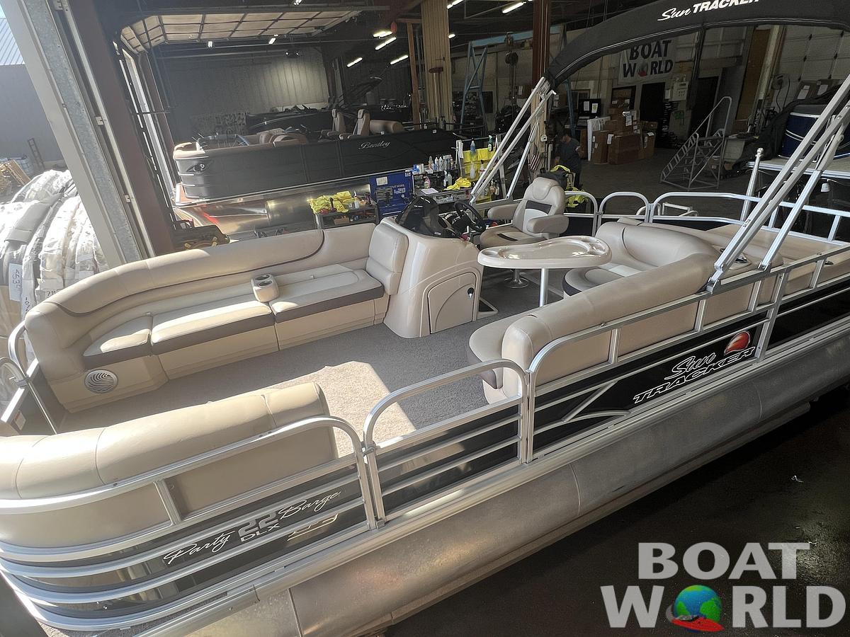 Used 2016 Sun Tracker Party Barge 22 DLX XP3 Tritoon & 150HP Mercury 4Stroke