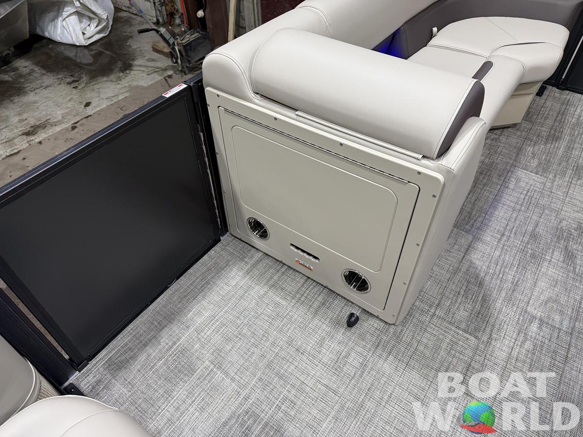 2026 Bentley Pontoons Legacy 220 Swingback 