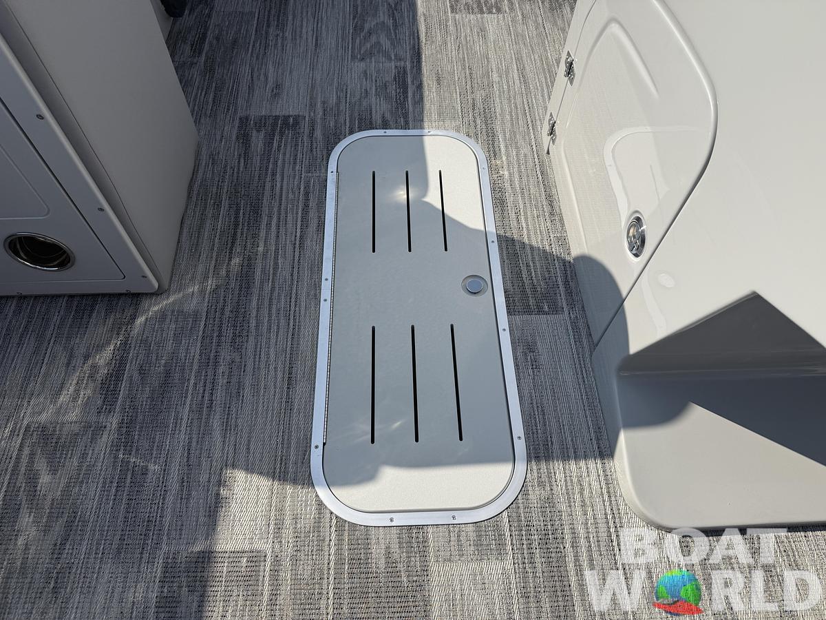 2026 Bentley Pontoons Legacy 223 Swingback Tritoon & Honda 4-Stroke EFI