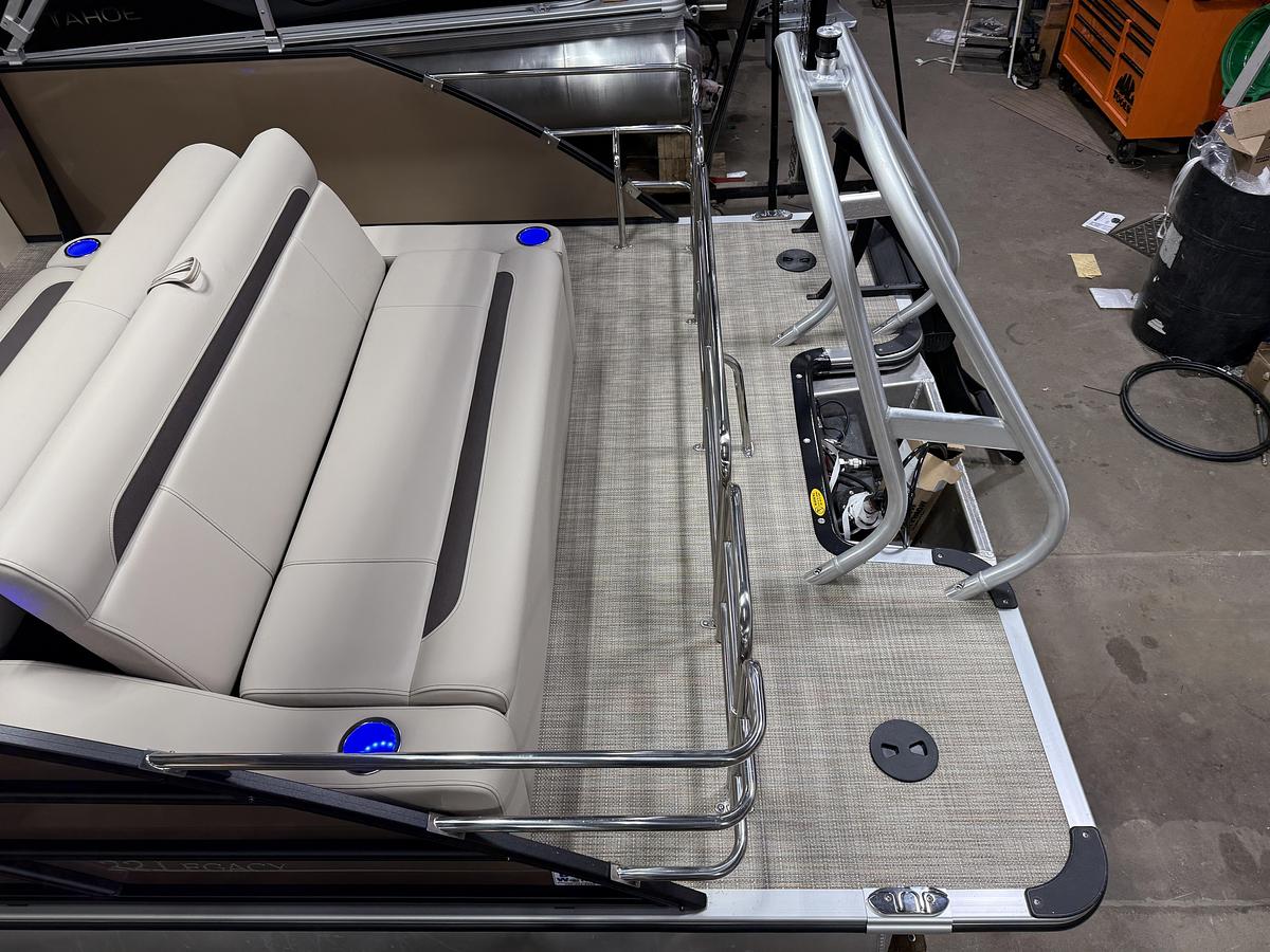 2025 Bentley Pontoons Legacy 223 Swingback Tritoon & Honda 4-Stroke EFI