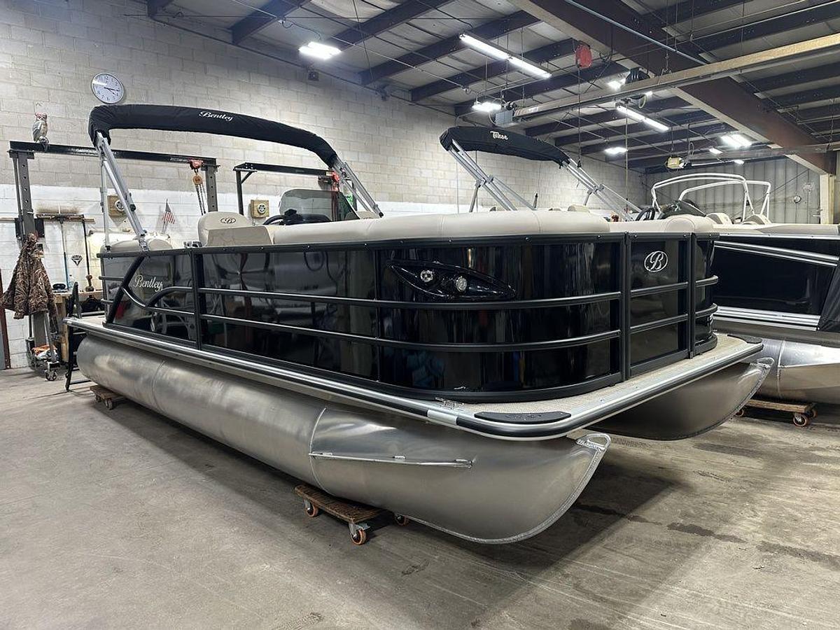 2025 Bentley Pontoons Legacy 200 Navigator Quad Lounge & Honda 4-Stroke EFI