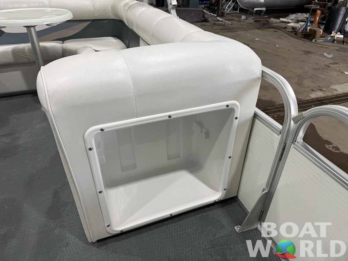 Used 2003 Weeres 200 SunTanner & 60HP Johnson 4Stroke -$11,995