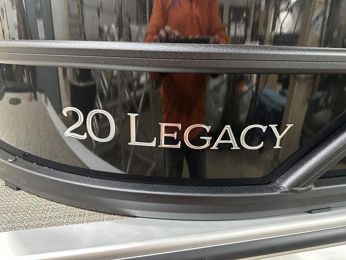 2025 Bentley Pontoons Legacy 200 Navigator Quad Lounge & Honda 4-Stroke EFI