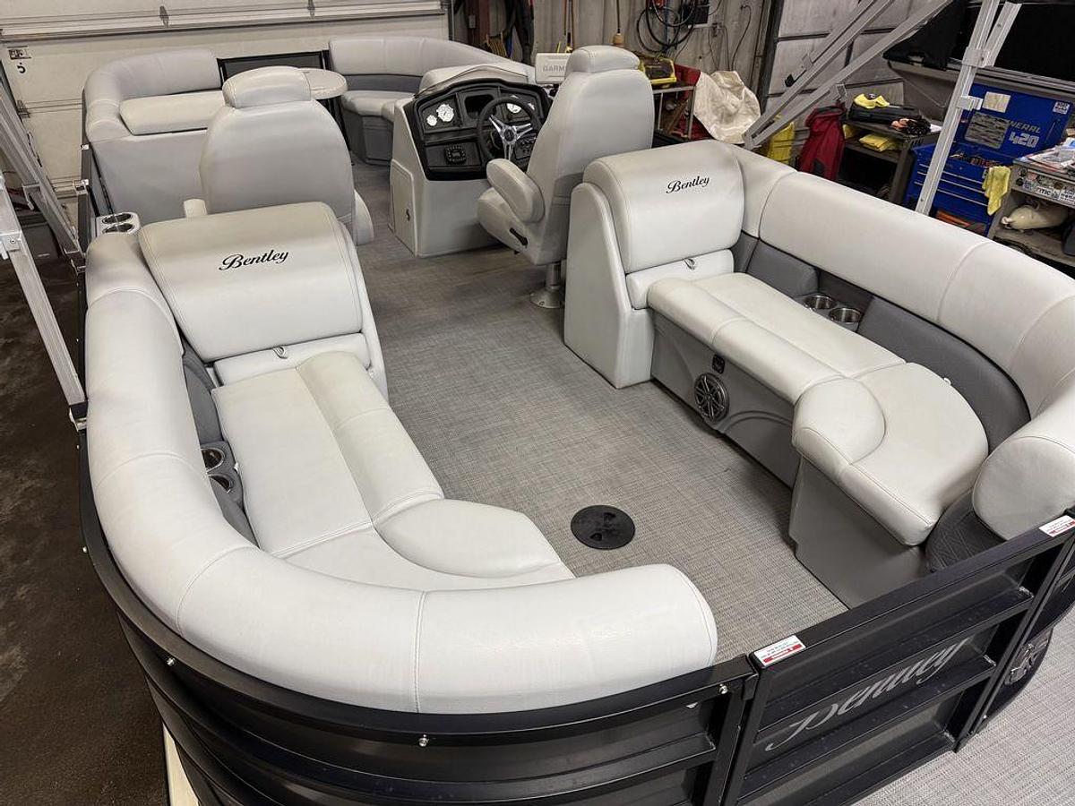 Used 2020 Bentley Pontoons Legacy 223 Navigator Quad Lounge Tritoon & Suzuki 140HP 4-Stroke EFI