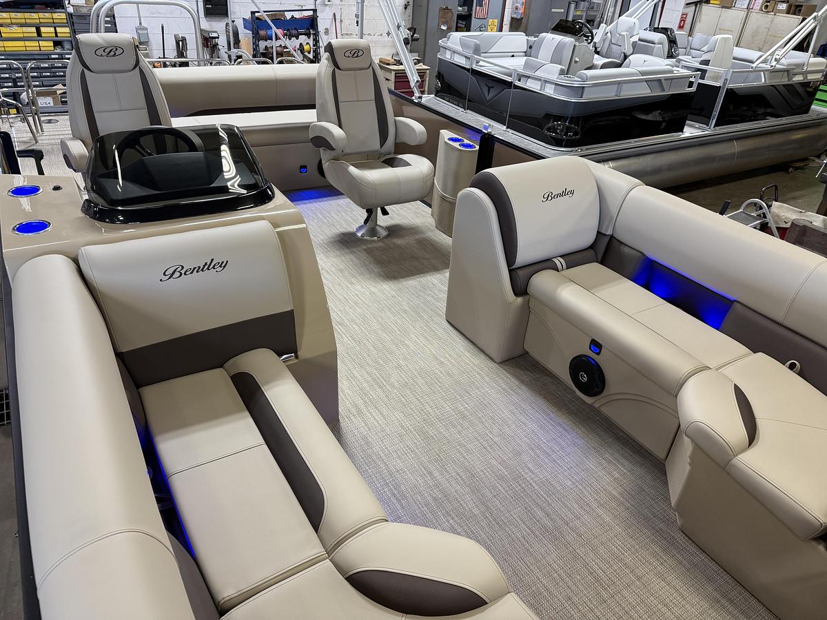 2025 Bentley Pontoons Legacy 223 Swingback Tritoon & Honda 4-Stroke EFI
