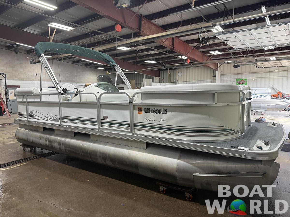 Used 2003 Weeres 200 SunTanner & 60HP Johnson 4Stroke -$11,995