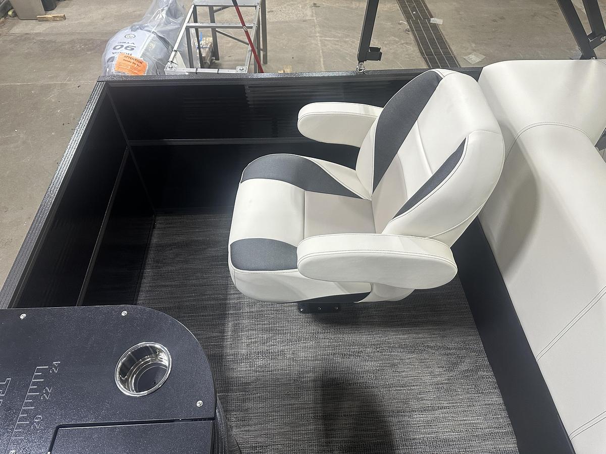 2025 Montego Bay 8522 Fish & Cruise Deluxe Pontoon & Honda 4-Stroke EFI