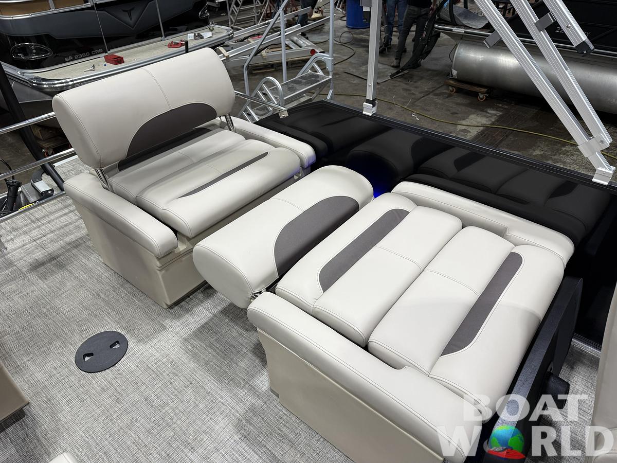 2026 Bentley Pontoons Legacy 223 QSB Swingback Tritoon 