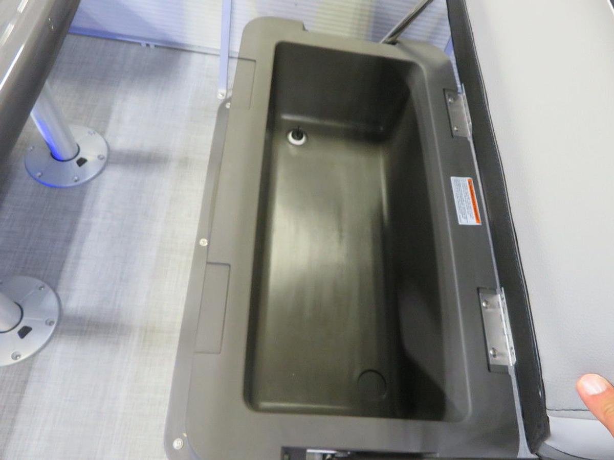 2025 Princecraft Vectra 21 RL Dinette Swingback Pontoon & Mercury 4-Stroke EFI