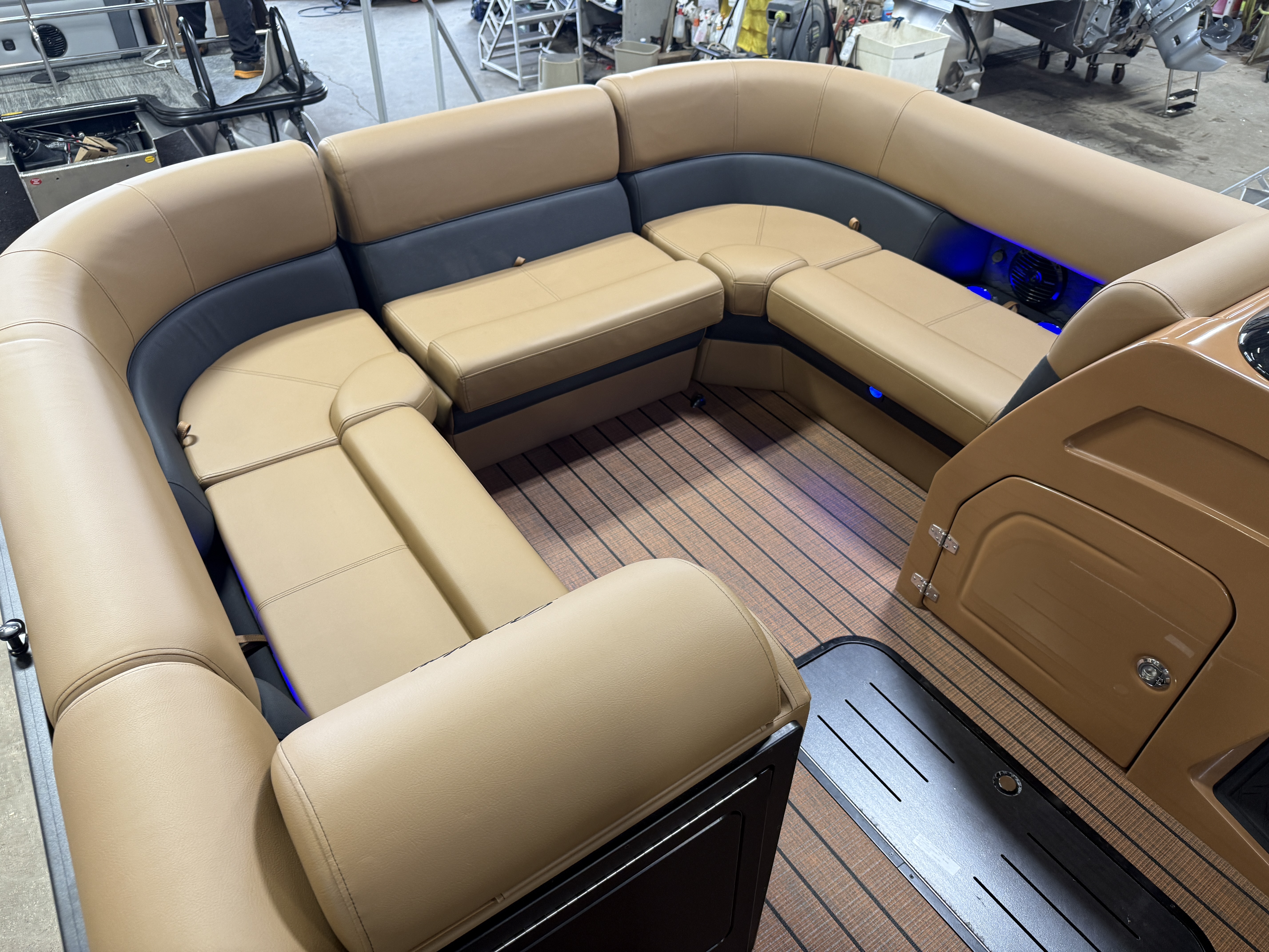 2026 Bentley Pontoons Elite 223 Admiral Quad Lounge Tritoon