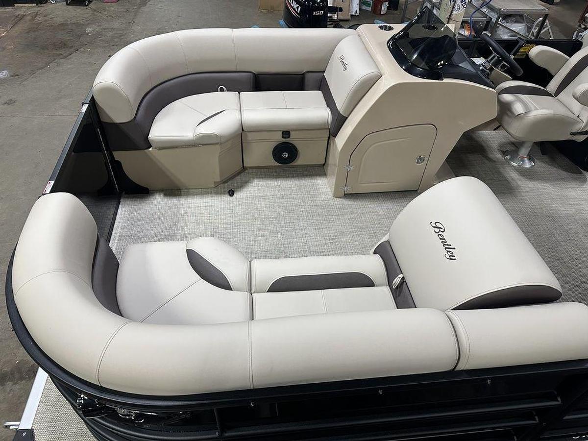 2025 Bentley Pontoons Legacy 200 Navigator Quad Lounge & Honda 4-Stroke EFI