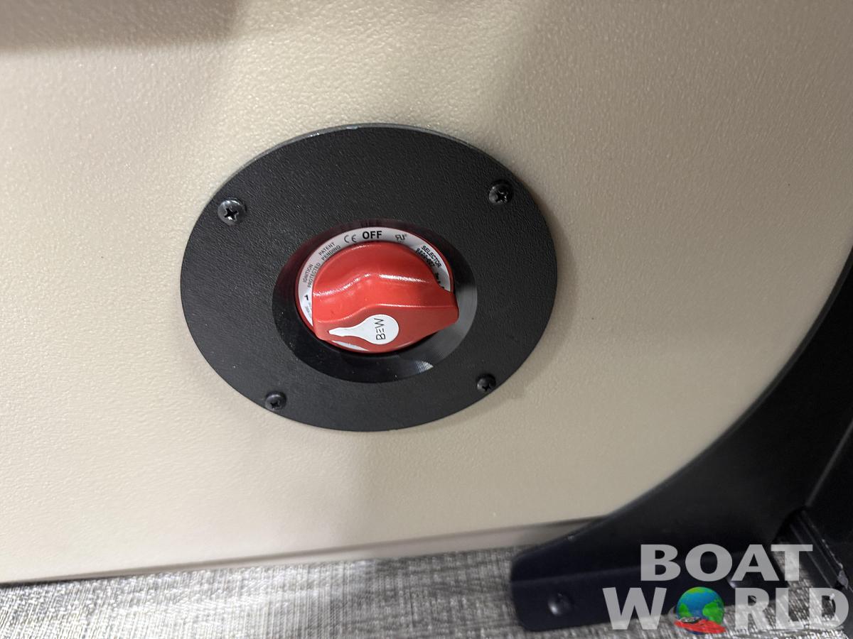 2026 Bentley Pontoons Legacy 223 Navigator Quad Lounge Tritoon