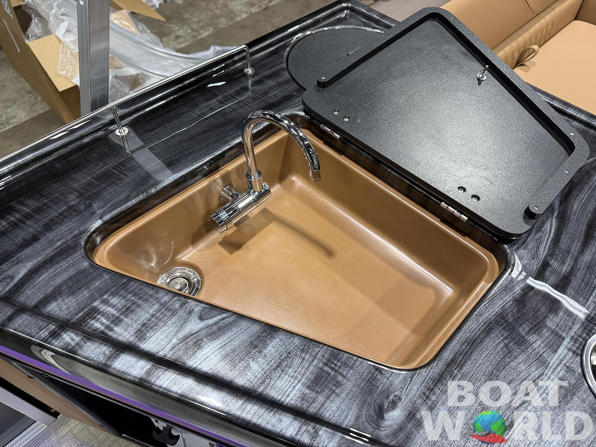 2026 Tahoe Pontoons LTZ 2385 Elite Windshield Tritoon 