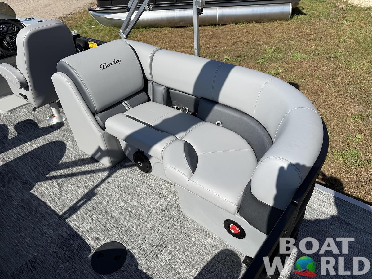 2026 Bentley Pontoons Legacy 220 Navigator Quad Lounge 