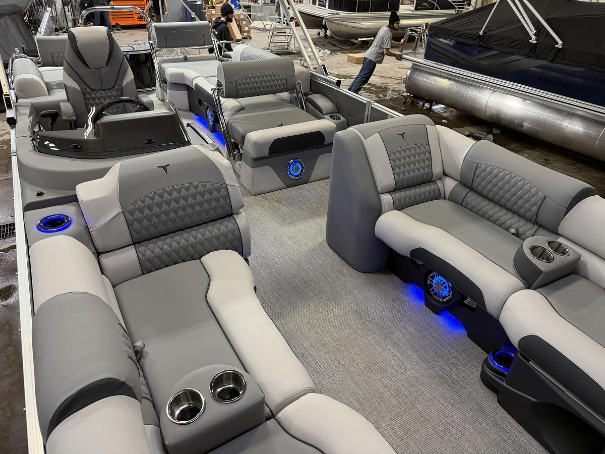 2025 Tahoe Pontoons Cascade 2385 Quad Lounge Shift Tritoon & 225HP 4-Stroke