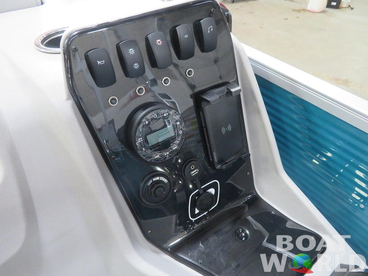 2025 Princecraft Vectra 23 RL SS Swingback Pontoon & Mercury 4-Stroke EFI