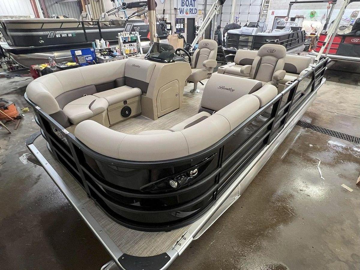 2025 Bentley Pontoons Legacy 200 Swingback & Honda 4-Stroke EFI