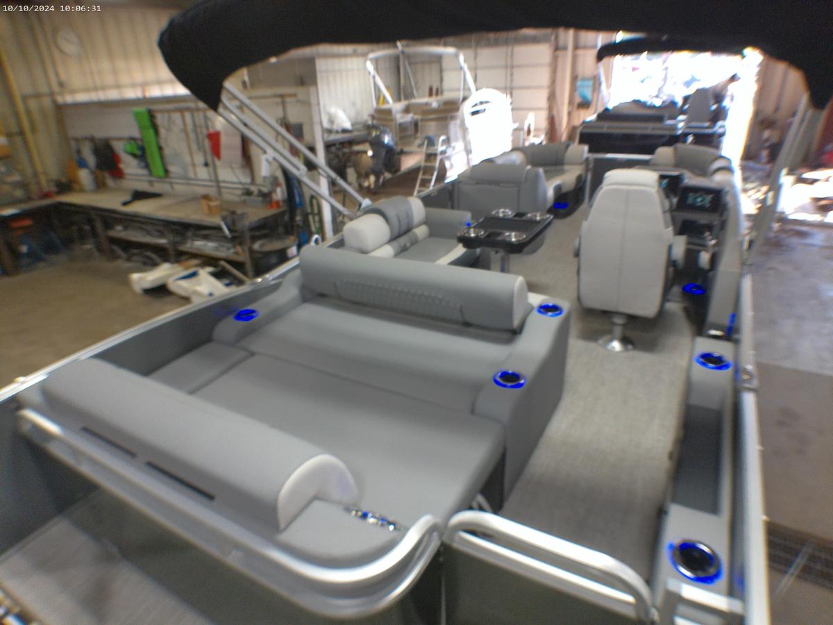 2025 Tahoe Pontoons Cascade 2385 Swingback Tritoon & 225HP 4-Stroke EFI