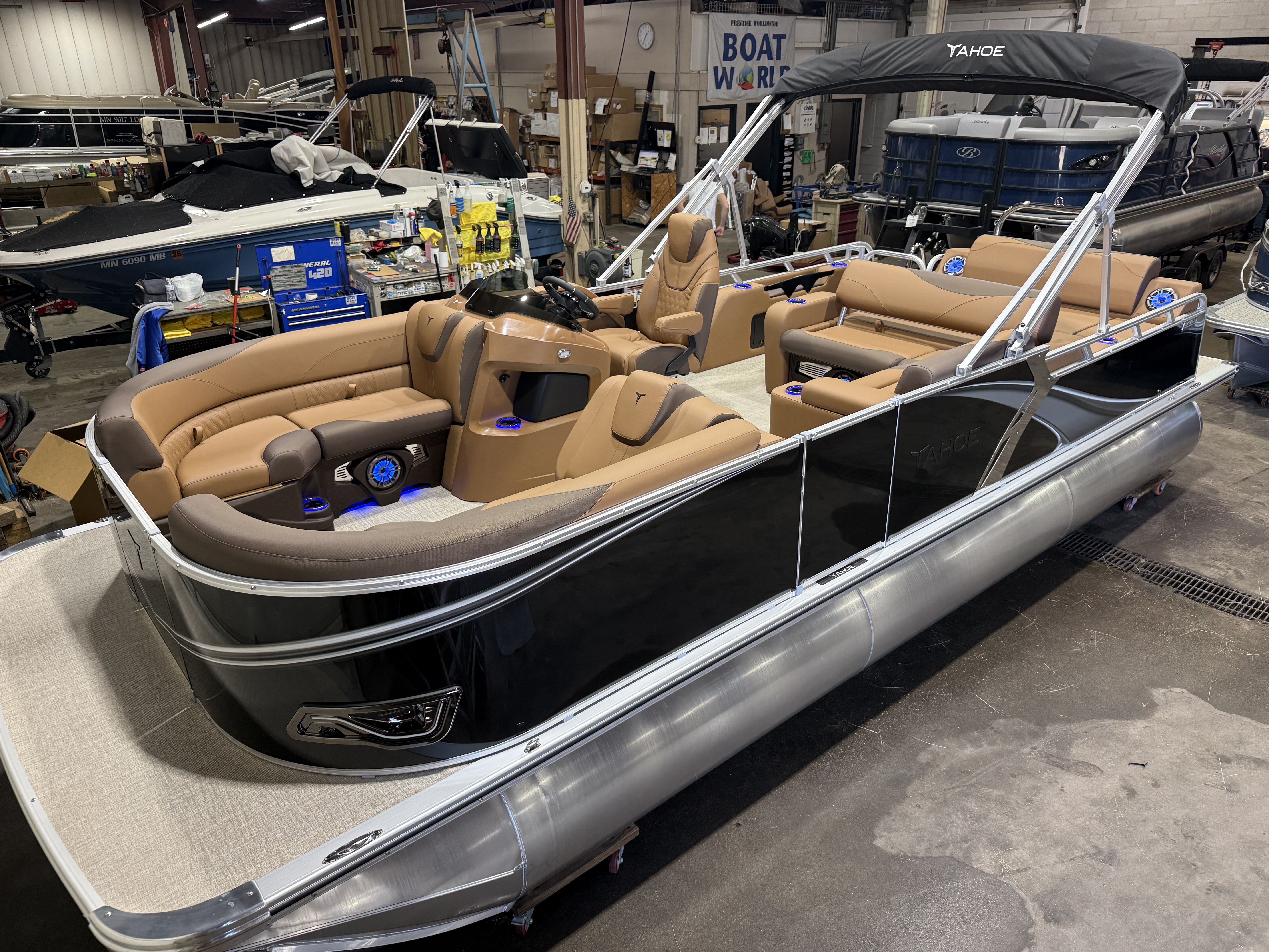 2026 Tahoe Pontoons LTZ 2385 Swingback (VRL) Tritoon