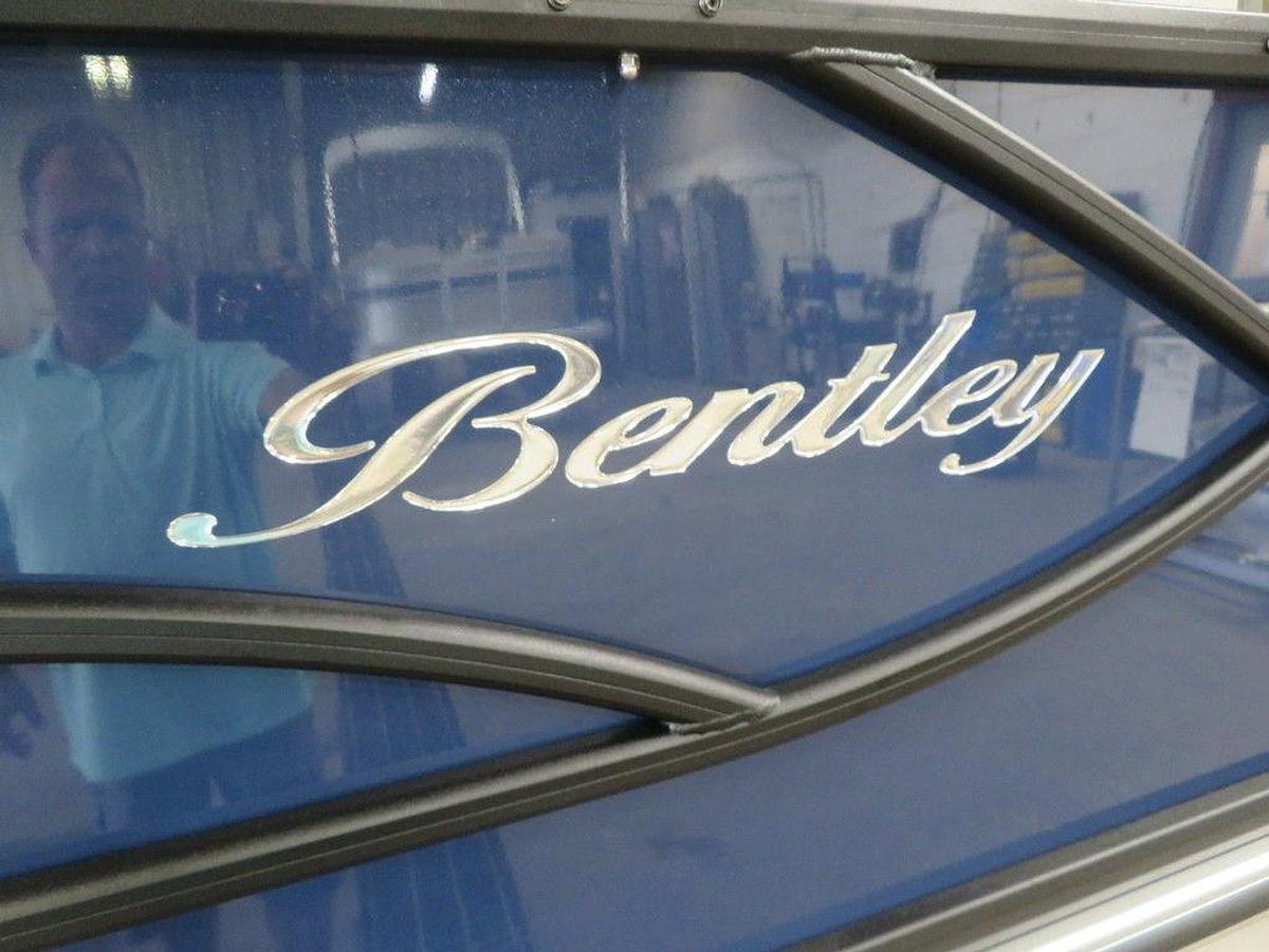2025 Bentley Pontoons Legacy 223 QSB Swingback Tritoon & Honda 4-Stroke EFI