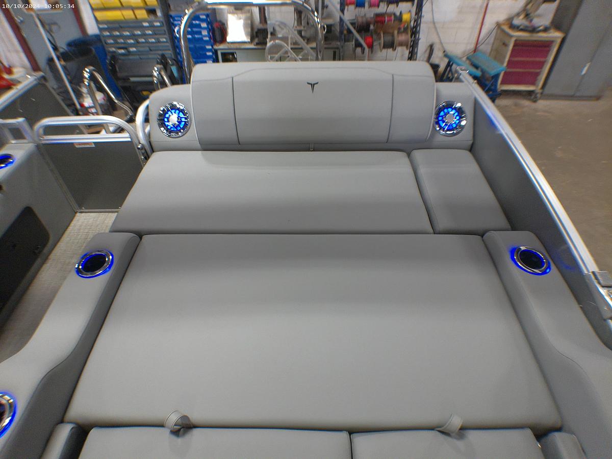 2025 Tahoe Pontoons Cascade 2385 Swingback Tritoon & 225HP 4-Stroke EFI