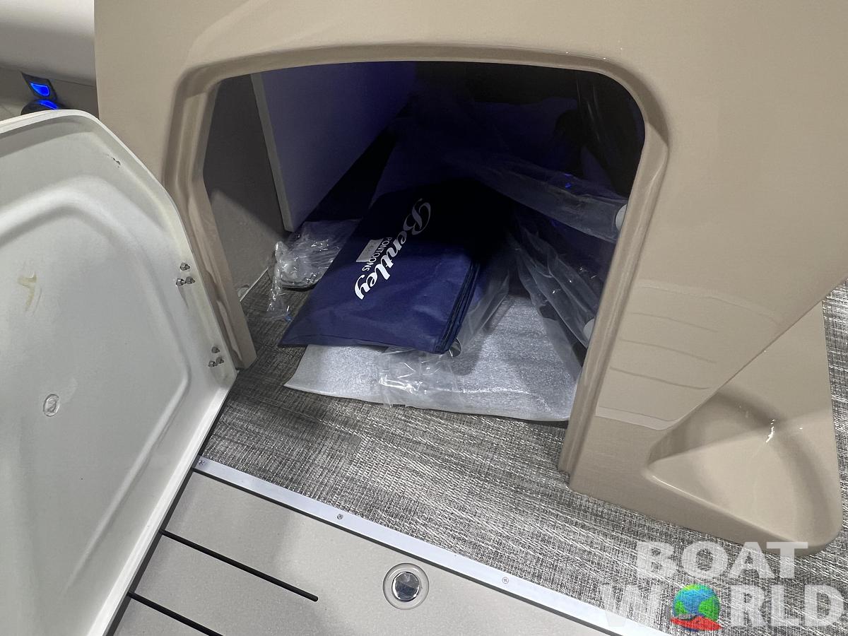 2026 Bentley Pontoons Legacy 223 Swingback Tritoon