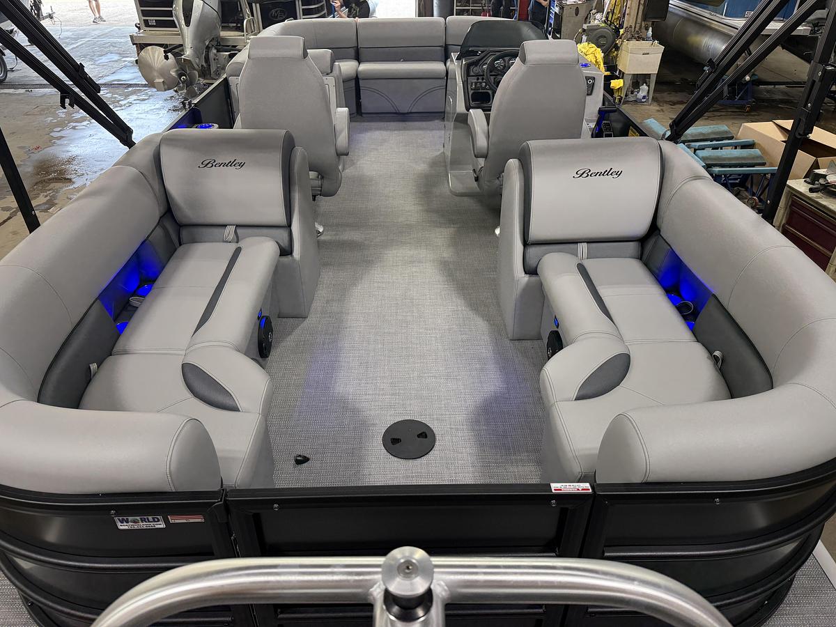 2025 Bentley Pontoons Legacy 220 Navigator Quad Lounge & Honda 4-Stroke EFI