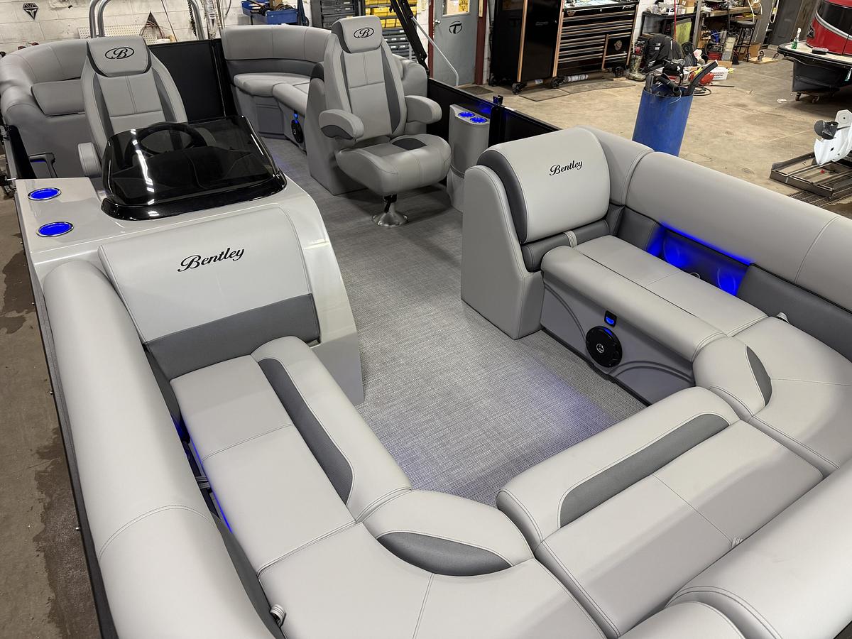 2025 Bentley Pontoons Legacy 220 Navigator Quad Lounge & Honda 4-Stroke EFI