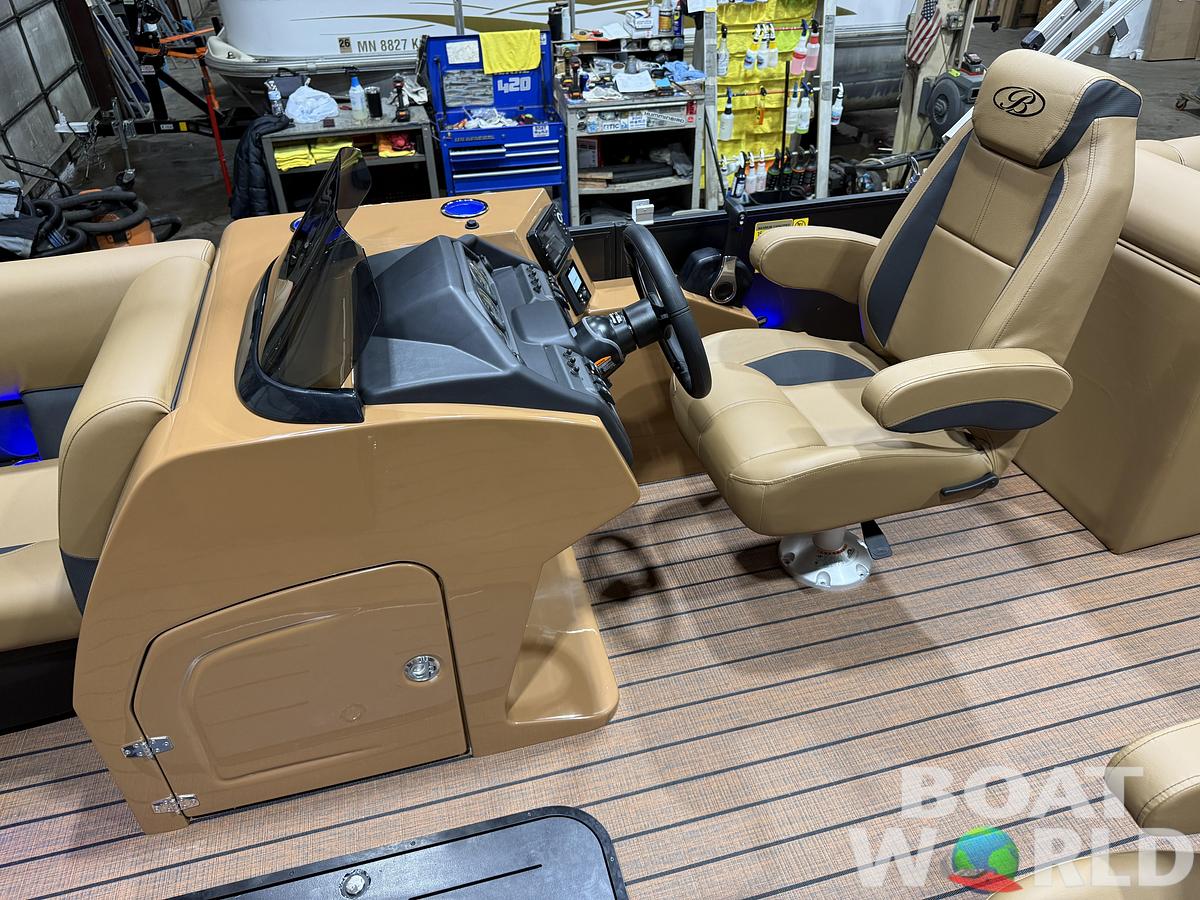 2026 Bentley Legacy 300HP Navigator Quad Lounge Tritoon $67995