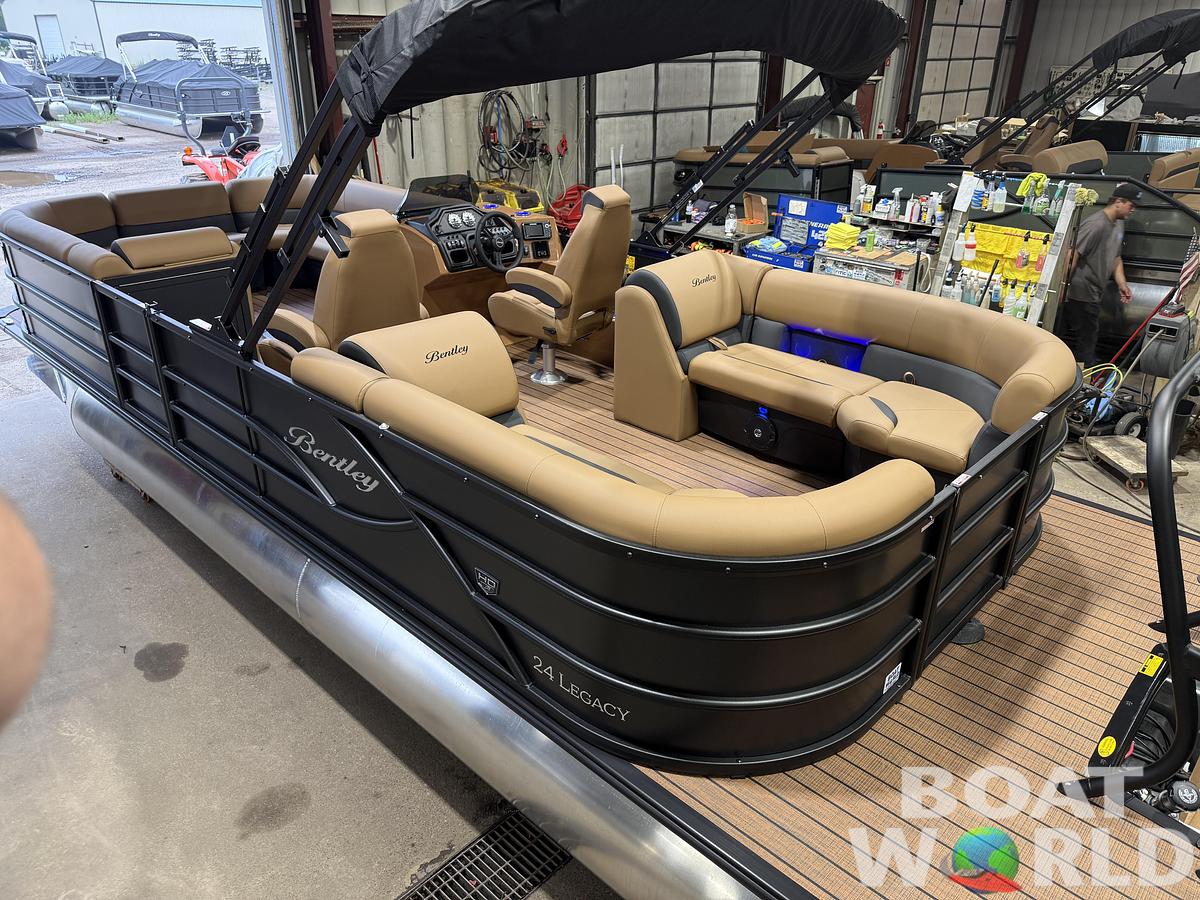 2026 Bentley 300HP Legacy 243 Navigator Tritoon $68995