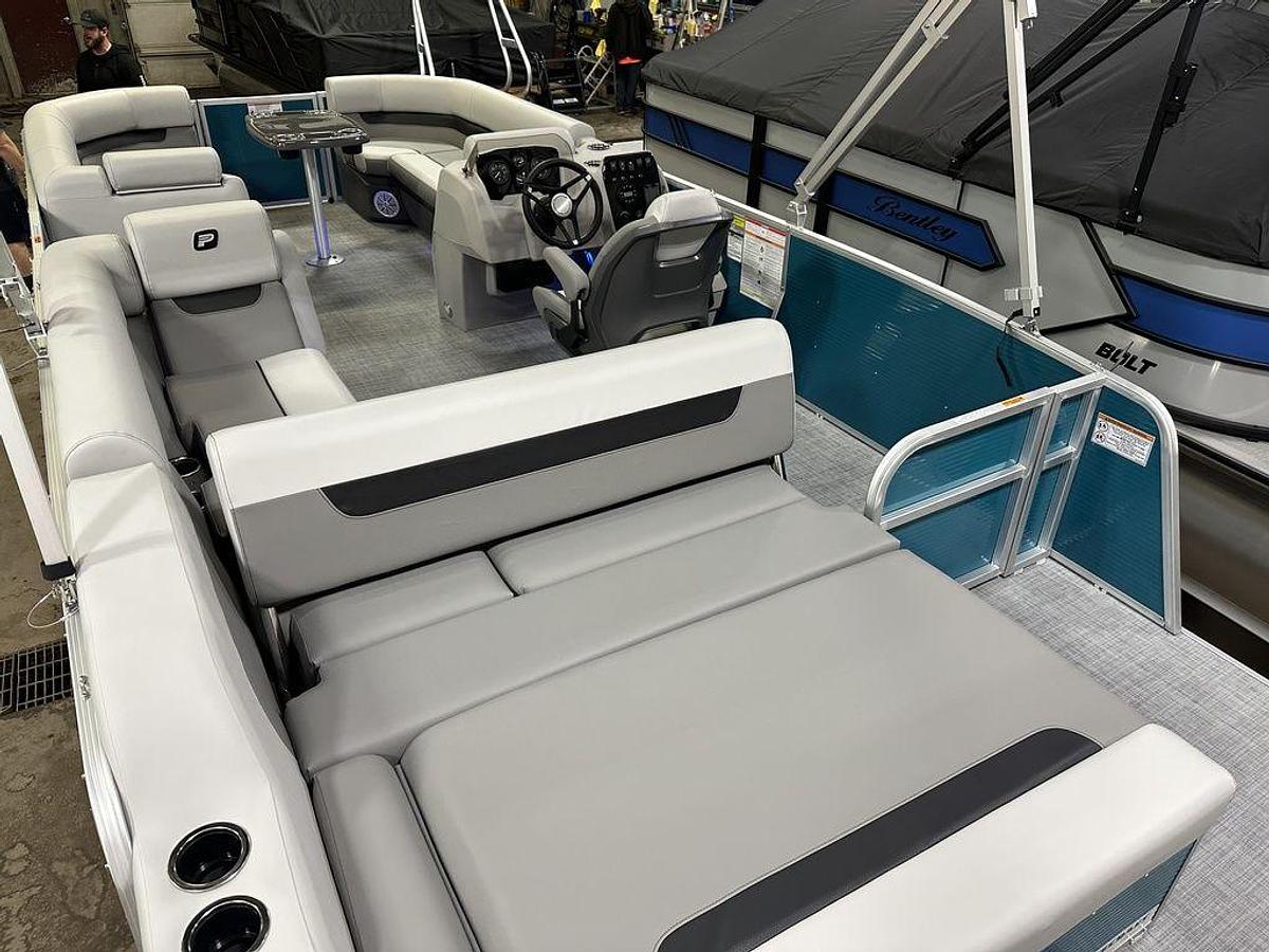 2025 Princecraft Vectra 23 RL Swingback Lounge Pontoon & Mercury 4-Stroke EFI