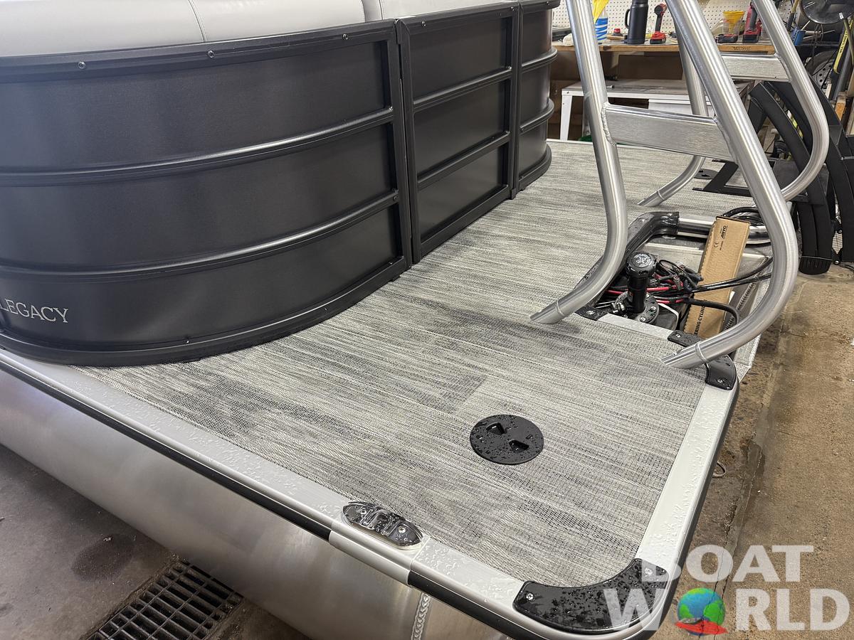 2026 Bentley Pontoons Legacy 223 Navigator Quad Lounge Tritoon 