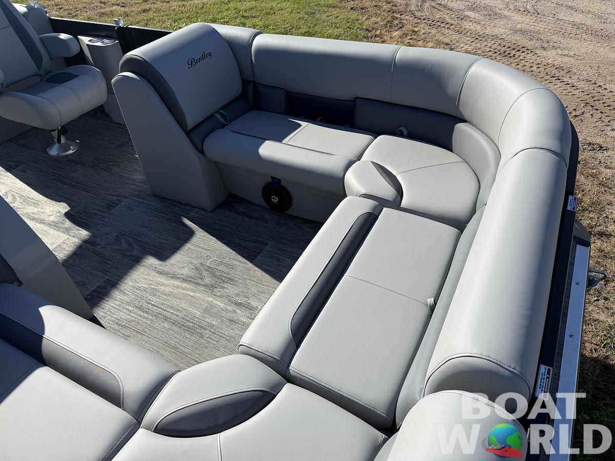 2026 Bentley Pontoons Legacy 220 Navigator Quad Lounge 