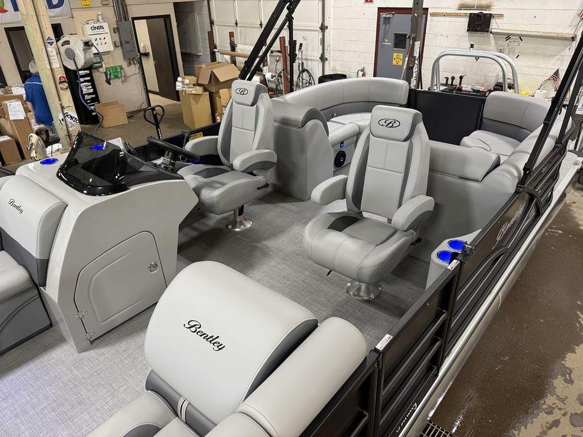 2025 Bentley Pontoons Legacy 220 Navigator Quad Lounge & Honda 4-Stroke EFI
