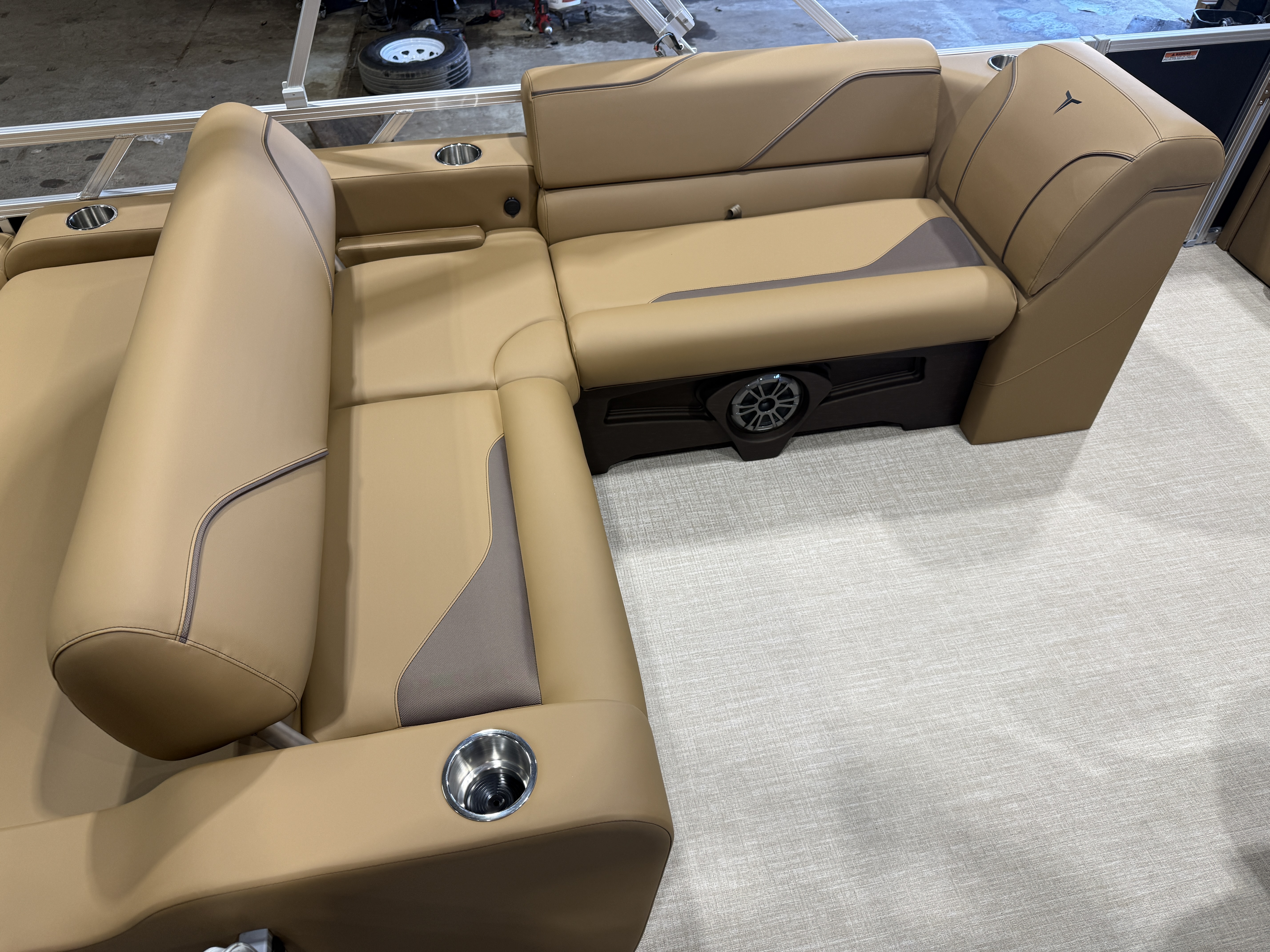 2027 Tahoe Sport VRB SE 2385 Swingback & 4-Stroke $35995