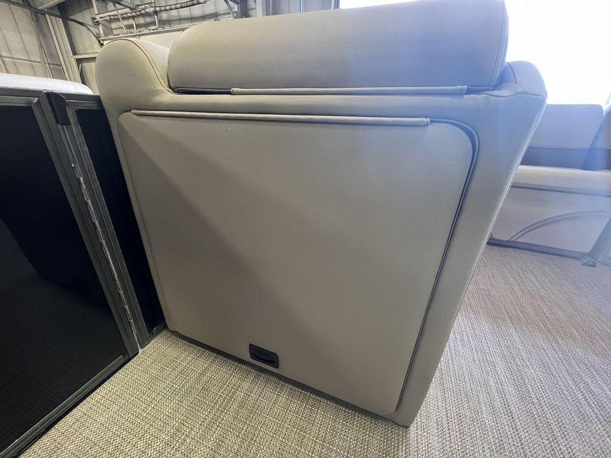 2024 Bentley Pontoons Legacy 200 Navigator Quad Lounge & Honda 4-Stroke EFI