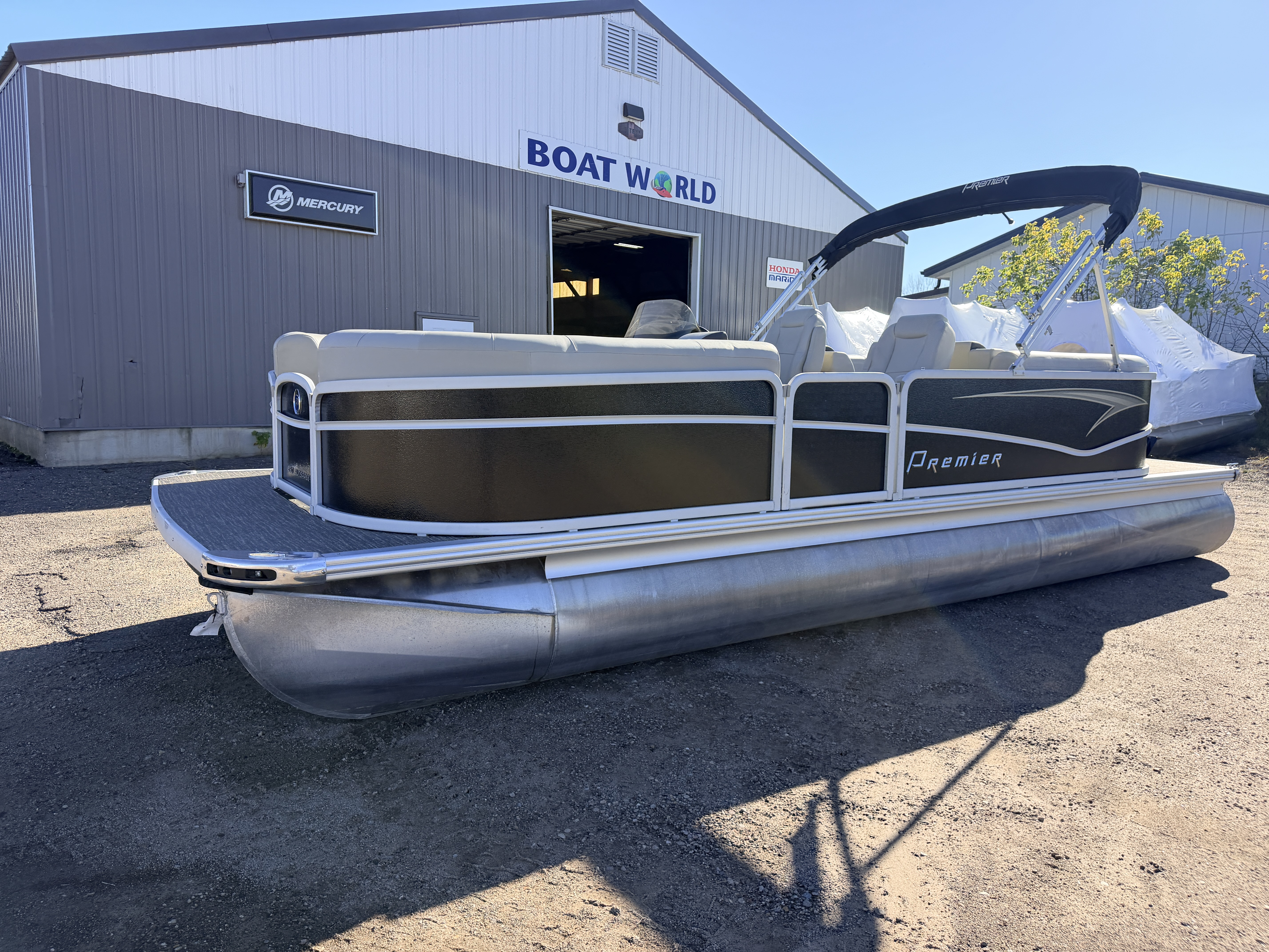 Used 2022 Premier 230 SunSpree RF & 116HP Yamaha 4Stroke -$34,995